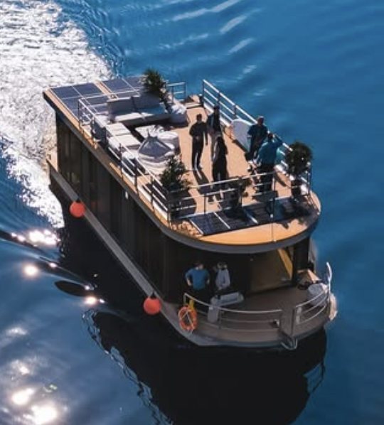 Die ETESIAS auf dem Wasser – Dachterrasse mit Solarpaneelen